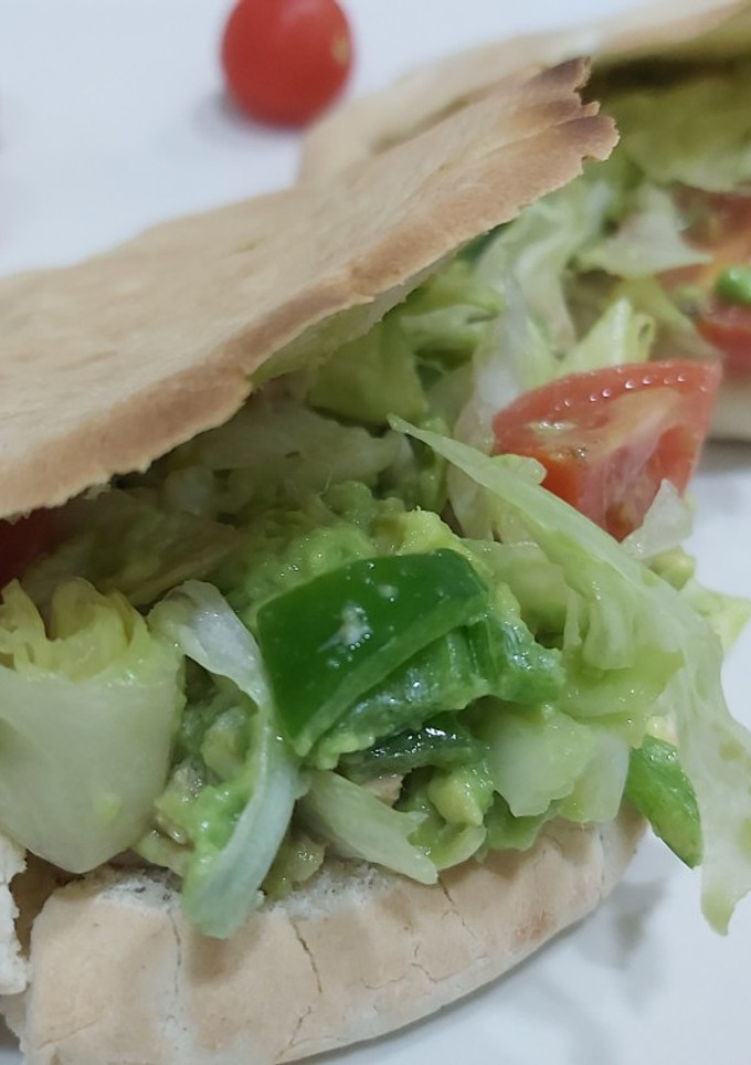 Una foto de Kebab de atún, con salsa de aguacate🥑