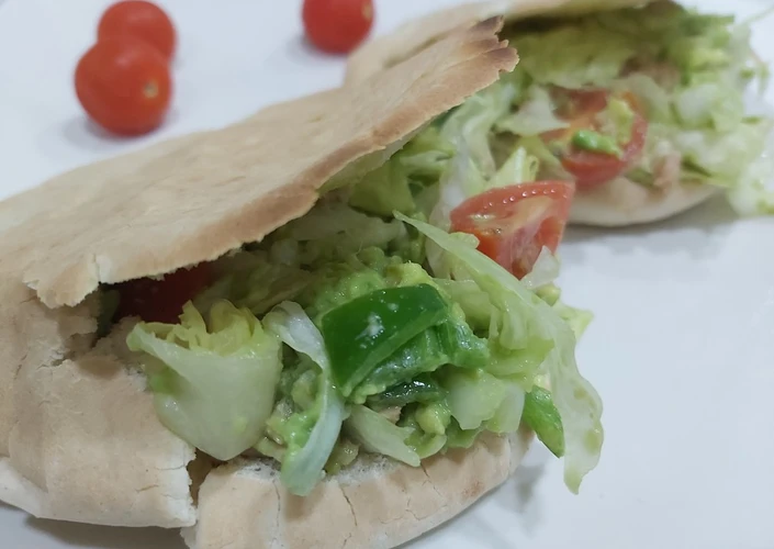 Manera fácil Hacer  Kebab de atún, con salsa de aguacate🥑