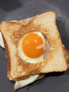Una foto de Sándwich con huevo y pavo
