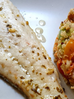 Una foto de Filete de merluza y ensalada de quinoa