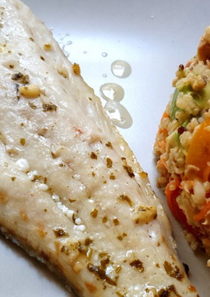 Una foto de Filete de merluza y ensalada de quinoa