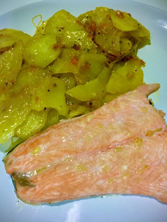 Una foto de Salmón fresco al horno con patatas