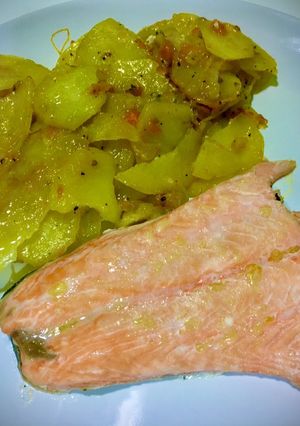 Una foto de Salmón fresco al horno con patatas