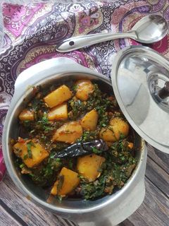 આલુ પાલક (Aloo Palak Recipe In Gujarati) રેસીપી મુખ્ય ફોટો