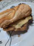 Sandwichs de bife de chorizo con queso