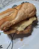 Sandwichs de bife de chorizo con queso
