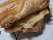Una foto de queso dambo en fetas