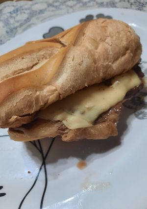 Una foto de Sandwichs de bife de chorizo con queso