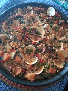 Una foto de Arroz integral con verduras, bacalao y almejas