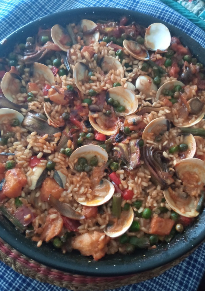 Una foto de Arroz integral con verduras, bacalao y almejas