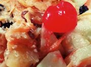 Una foto de ensalada de cerezas y queso