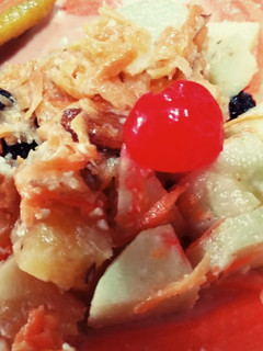 Una foto de Ensalada dulce de manzana piña y almendras