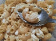 Una foto de fideos con queso crema