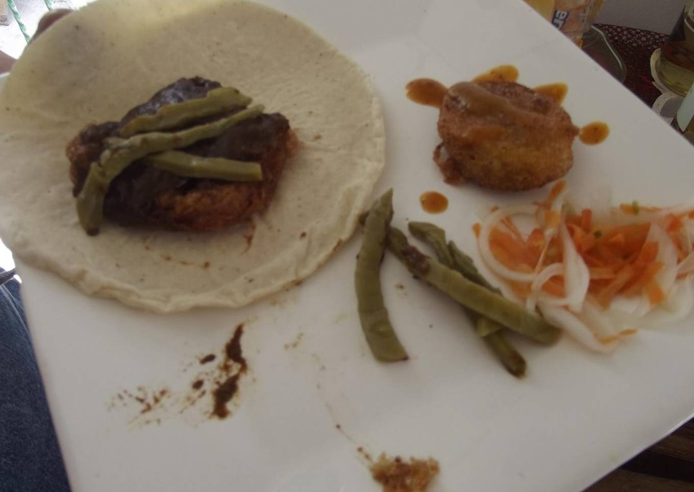 Tacos de cuaresma de tortitas de polvo o harina  de pescado, chía y  mezquite con nopales y cebolla