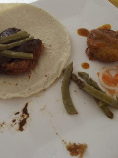 Una foto de Tacos de cuaresma de tortitas de polvo o harina de pescado, chía y mezquite con nopales y cebolla