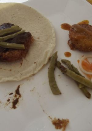 Una foto de Tacos de cuaresma de tortitas de polvo o harina  de pescado, chía y  mezquite con nopales y cebolla
