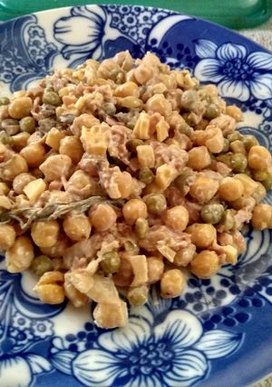 Una foto de Ensalada de legumbres y fiambres