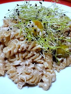 Une photo de Fusilli complets sauce citronnée au thon et olives