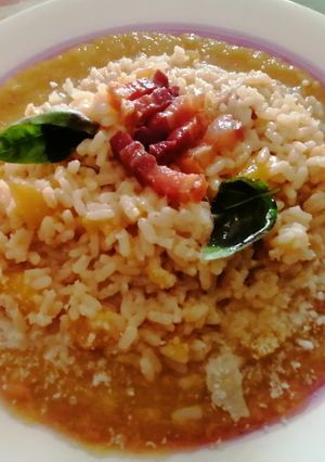 Foto di Risotto delicato su vellutata di zucca🍚🥓🧅🎃