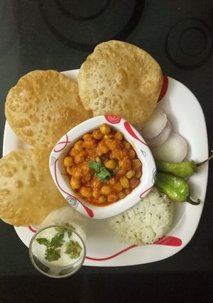 A picture of Chole Bhature.