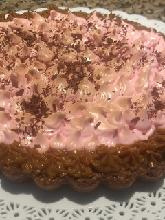 Una foto de Brownie con dulce de leche y copos de merengue