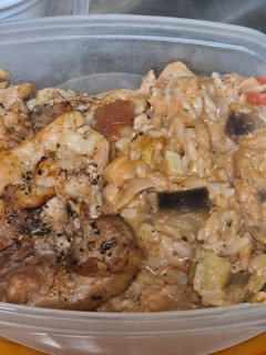 Una foto de Pollo en salsa con arroz de verduras