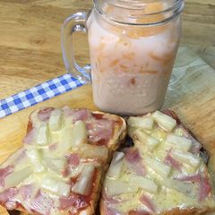 A picture of Pan Pizza and Creamy Melon Juice.