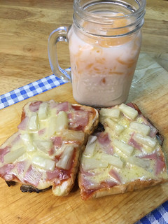 A picture of Pan Pizza and Creamy Melon Juice.