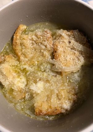 A picture of French Onion Soup.