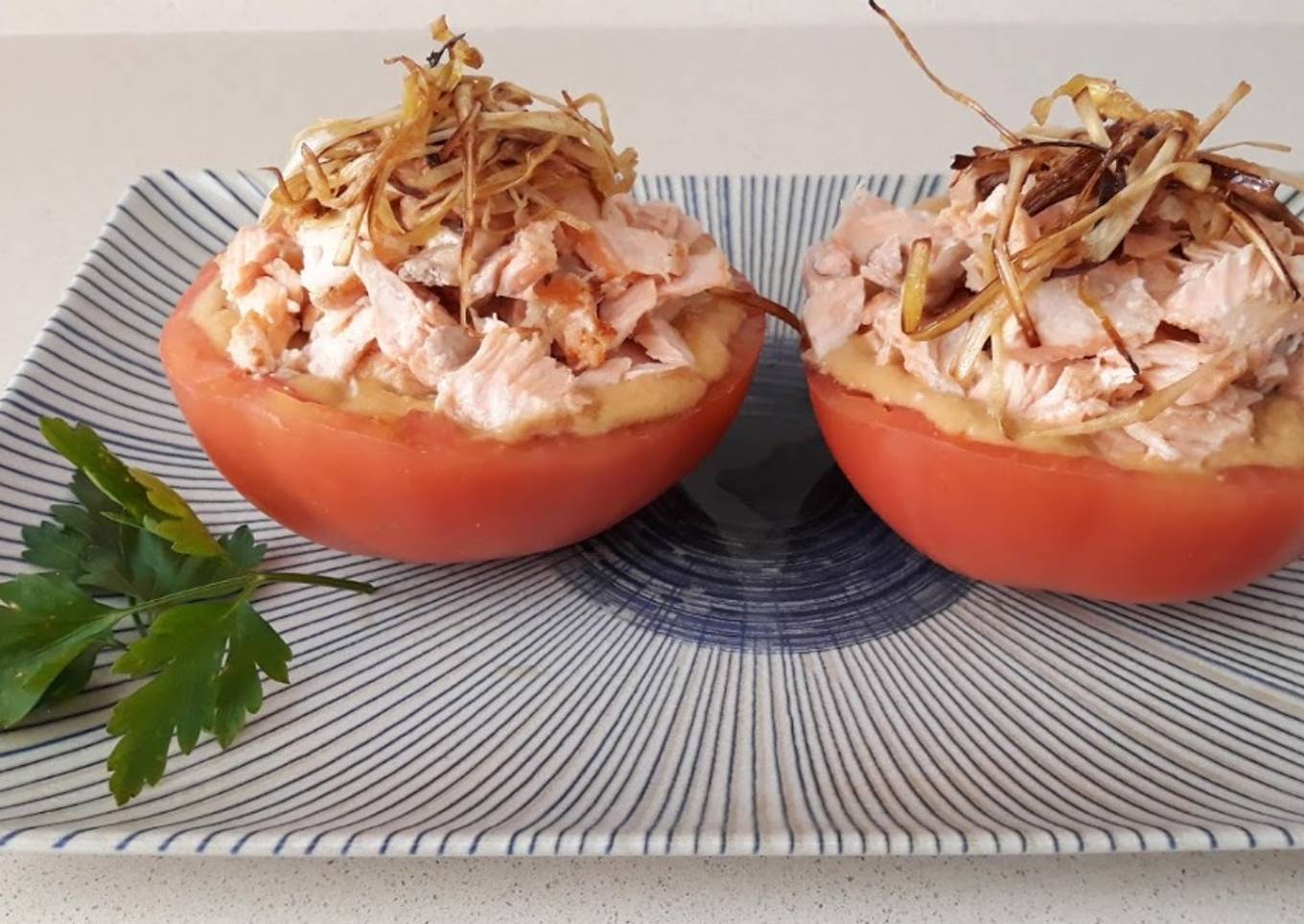 Tomates rellenos aguacate y salmón