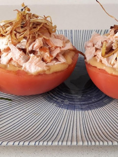 Una foto de Tomates rellenos aguacate y salmón