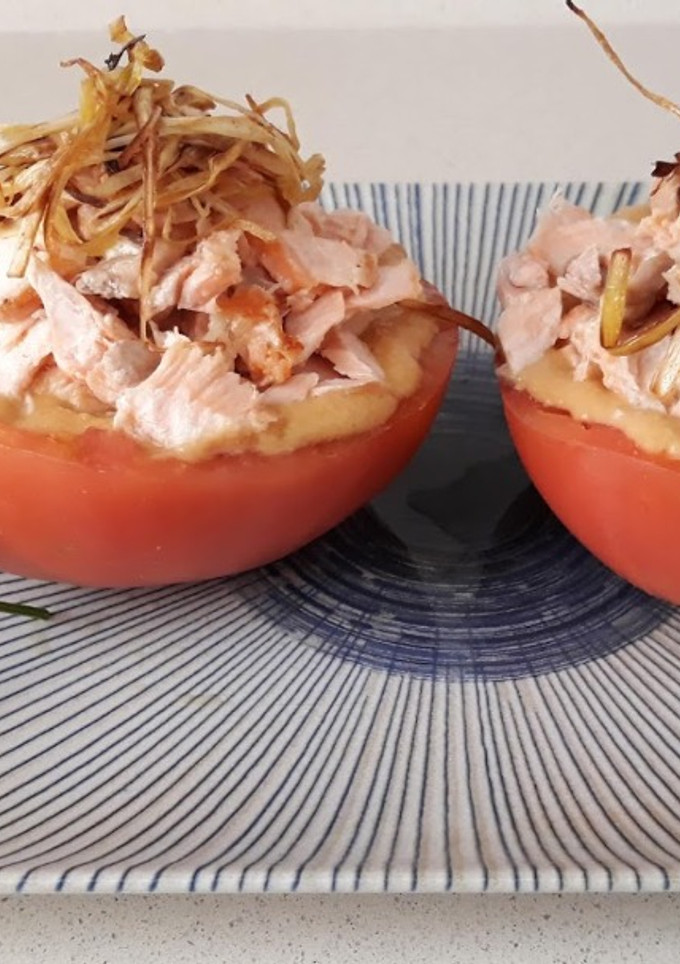 Una foto de Tomates rellenos aguacate y salmón
