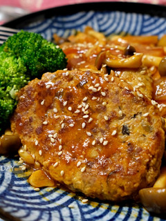 香濃茄汁嫩菇漢堡排 的食譜成品照片