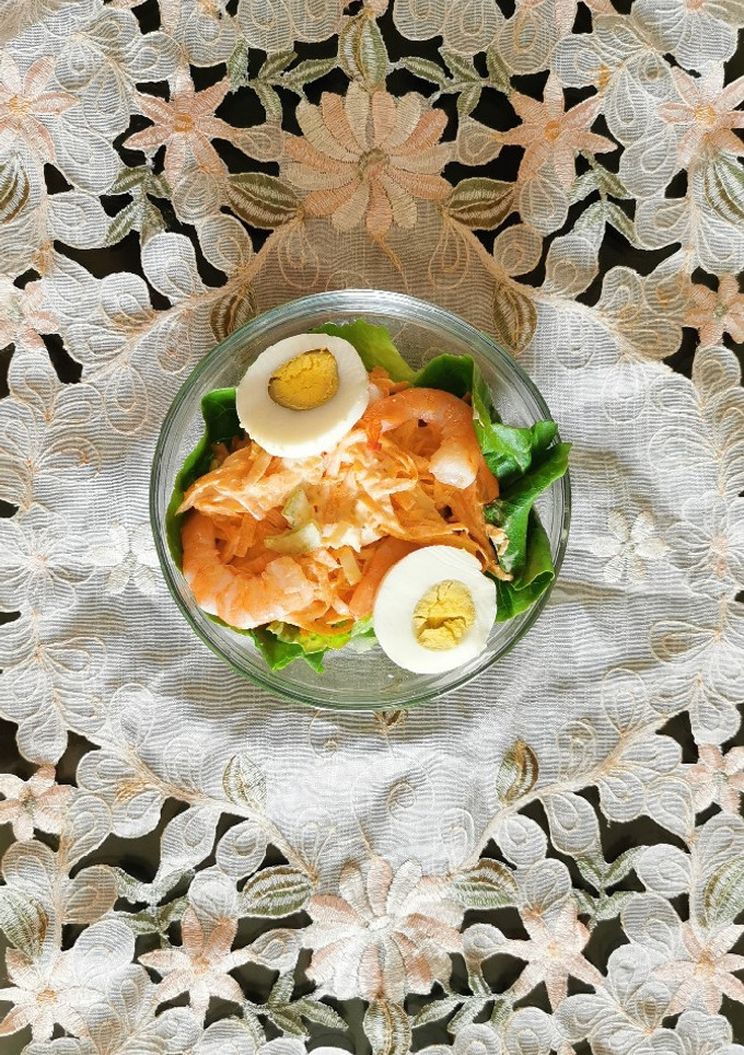 Una foto de Ensalada de camarones con zanahoria