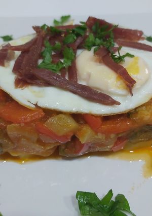 Foto principal de Tarta de pisto, base de patatas, con huevos y tiritas de jamón