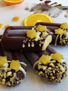 Una foto de Helados de naranja, coco y chocolate negro