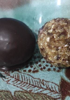 Una foto de Bocaditos de avena y dátiles