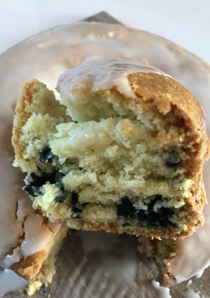 Una foto de Budín de limón 🍋 y arándanos 🫐