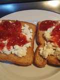 Tostada integral con queso ricota y mermelada de tómates