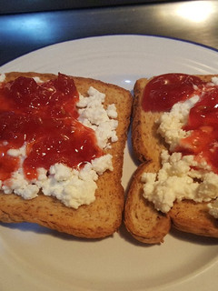 Una foto de Tostada integral con queso ricota y mermelada de tómates