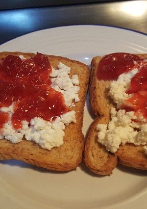 Una foto de Tostada integral con queso ricota y mermelada de tómates