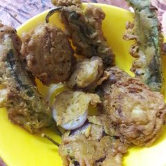 A picture of #ramram Mubarak recipe#iftari special#mospecial#monika's fun food recipe/rasoi ka swad#onion and green chilly pakoda with twist.