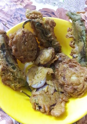 A picture of #ramram Mubarak recipe#iftari special#mospecial#monika's fun food recipe/rasoi ka swad#onion and green chilly pakoda with twist.