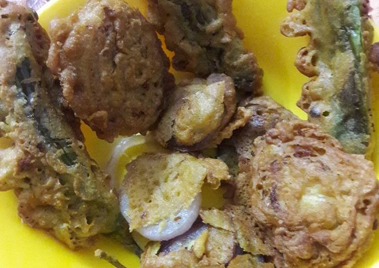 Simple Way to Make Perfect #ramram Mubarak recipe#iftari special#mospecial#monika’s fun food recipe/rasoi ka swad#onion and green chilly pakoda with twist