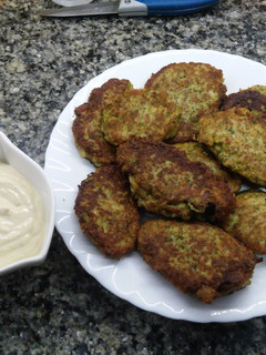 Una foto de Tortitas de brócoli con mayonesa de tofu