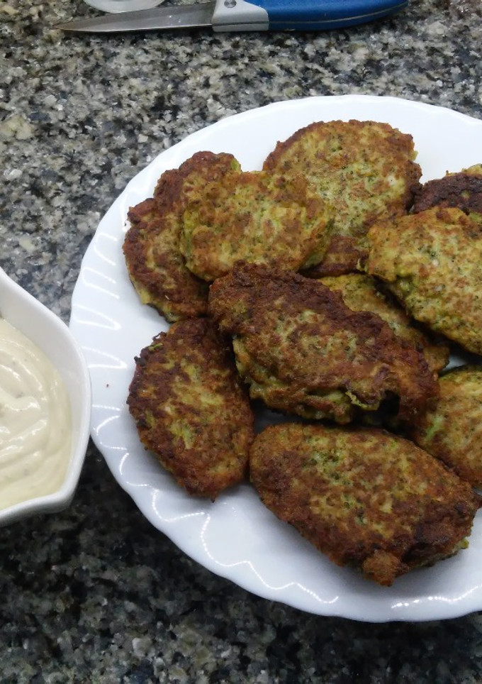 Una foto de Tortitas de brócoli con mayonesa de tofu