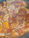 Guiso de fideos codito con carne calabaza y chorizo