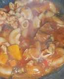 Guiso de fideos codito con carne calabaza y chorizo