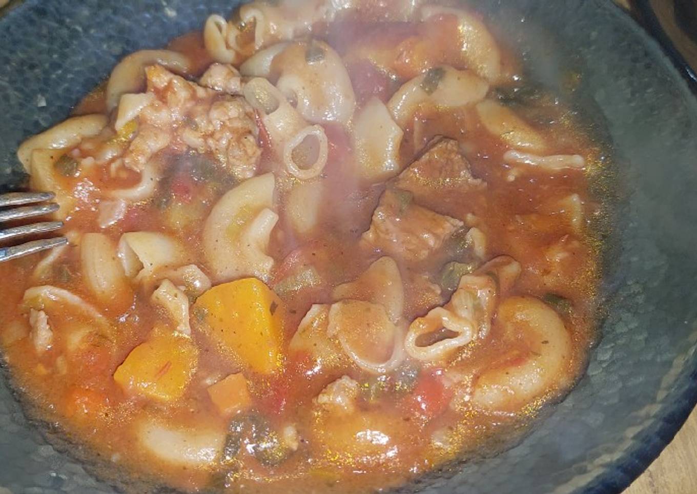 Guiso de fideos codito con carne calabaza y chorizo