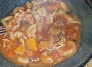 Una foto de Guiso de fideos codito con carne calabaza y chorizo